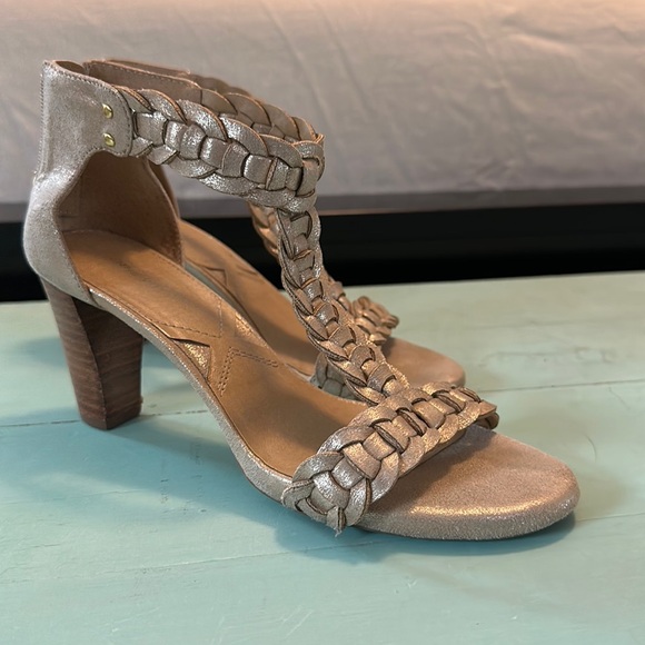 Adrienne Vittadini Gold Heel - Picture 1 of 5